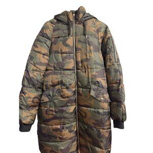 Camouflage Hooded Puffer Jacket  Zippered Sleeves & Front Pockets Size M
